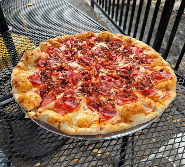 18" Pig Out Pizza.